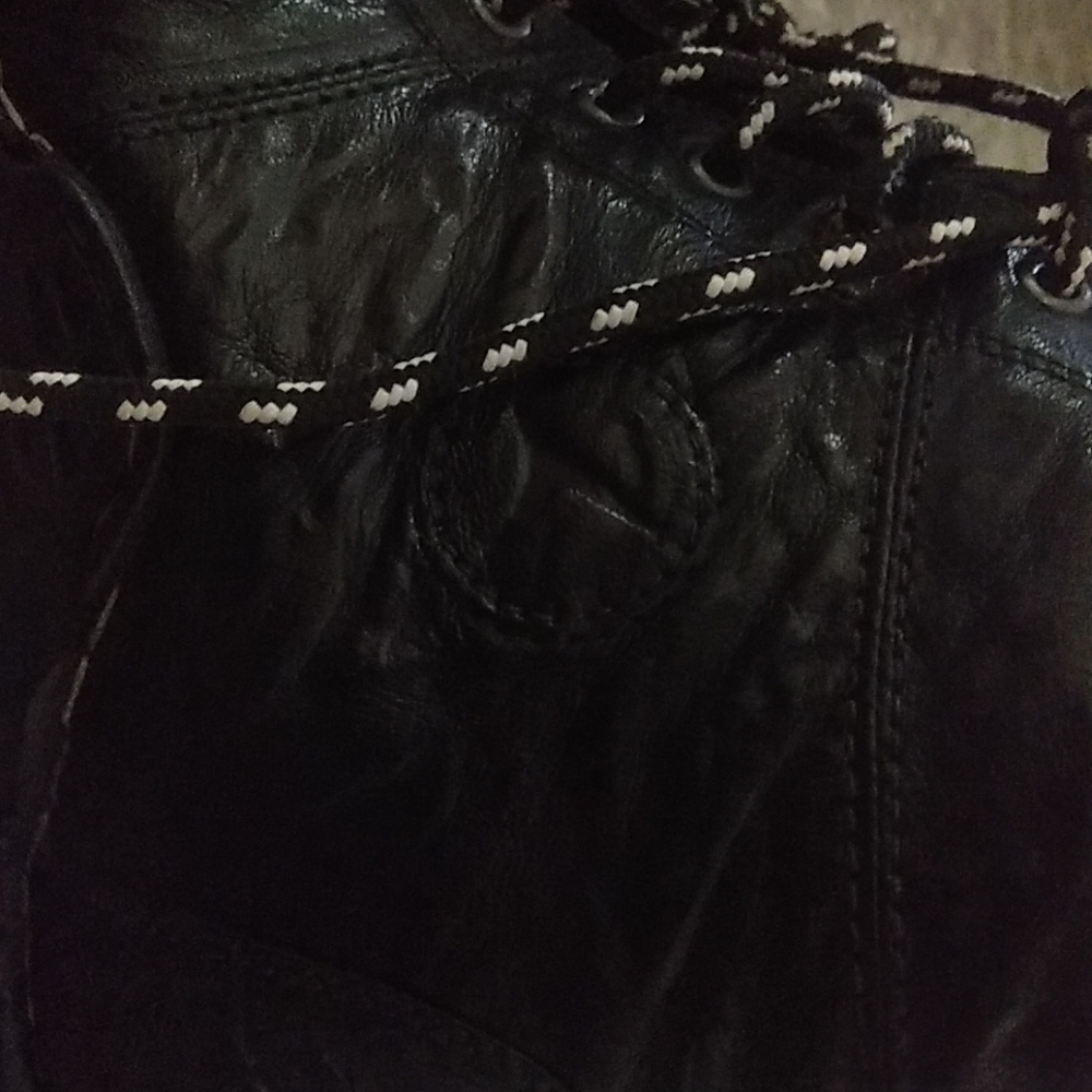 Shoe - Picture 3 of 4